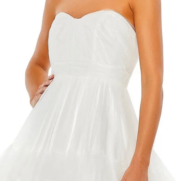 White tiered tulle layered gown - Picture 4 of 6